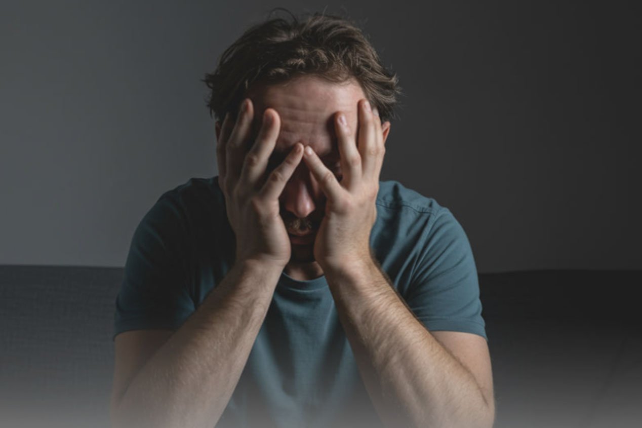 Мужчина закрыл лицо руками